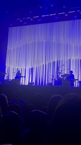 Allez hop la cinquième fenêtre: «Ça commence »la chanson »live qui ouvrait la #Zazieairtour,une énergie et un univers atypique de Zazie #videoperso #Zazie #energie #univers #concert #tournée #calendrierdelavent #noël #grandrex🎄 Le Grand Rex Paris 🎅🔝🎶🎵🫶💙😃😘 | ZAZIE Passionnément