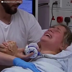 Megan Phipps era incinta di poche settimane quando ha cominciato a sentire qualcosa di strano. I suoi due precedenti parti sono stati normali, ma ora la sua insolita condizione le stava causando dolori lancinanti. Megan aveva due uteri, e i suoi figli ne hanno sofferto le conseguenze... | Super Mamma