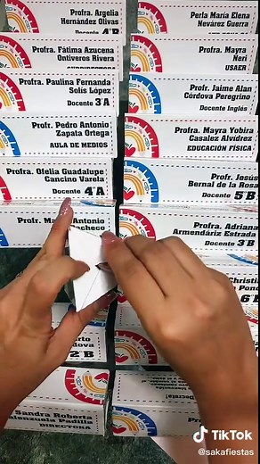 Cómo hacer un porta nombres creativo para docentes