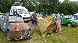 119K views · 1.4K reactions | Les Deuchistes ont planté les tentes pour 4 jours... et les #2CV ont pris leurs quartiers... Rouillées ou sportives, elles appartiennent toujours à des passionnés, fous de leurs voitures ! reportage : Franck Menestret https://france3-regions.francetvinfo.fr/bourgogne-franche-comte/doubs/besancon/direct-besancon-suivez-arrivee-centaines-deudeuches-1471949.html | France 3 Franche-Comté | Facebook