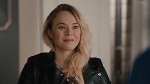 Roland muss operiert werden und traut sich nicht, mit seinen Kindern darüber zu sprechen. Aber richtig schön: Lisa schaut mal wieder vorbei. Freut ihr euch auch immer so, wenn die Kids mal dabei sind? Und dann ist da noch diese geheimnisvolle junge Frau - Ilays Freundin? Aber warum flirtet sie dann mit Kris? Wir denken ja, da steckt was ganz anderes dahinter. Und ihr?? Also, dann plant schon mal vor: Dienstag, 21 Uhr ARD Mediathek & Das Erste Folge 973 "Ich muss dir was sagen" | In aller Freunds