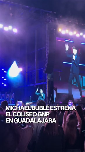 Michael Bublé (@michaelbuble) llegó a Guadalajara para inaugurar el nuevo Coliseo GNP y, como buen invitado, decidió presentarse ante el público con su nombre más mexicano: Miguel Burbujas. #michaelbublé #mexico #concierto