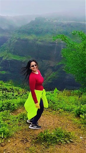 Aditi Dewangan on Instagram: "I am the woman trying to progress 💪🥰 #beautifullife #loveyourself #instareels #positivevibes #vibe #womanism #bestrong💪 #confidence"