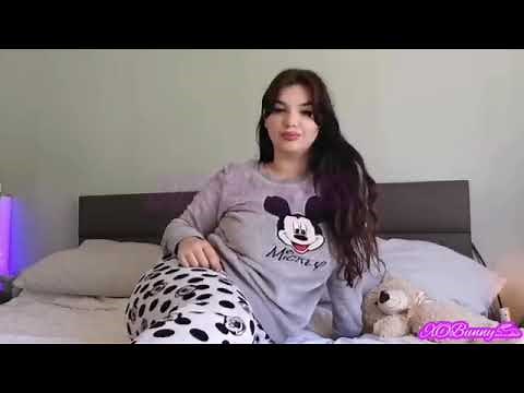 Girl farting in bed ⭐