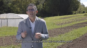 DAN, OUR INSPIRATION 🌱🍽️ It has been two decades since the chef Dan Barber, founding member of the International Board of Basque Culinary Center, turned the concept of haute cuisine upside down and found a glimmer of hope through sustainable, healthy, responsible and quality gastronomy, returning to the origin, to the land. From the Basque Culinary Center, we want to take advantage of the 20th anniversary of Stone Barns, a space consolidated as a centre of agricultural production where the che