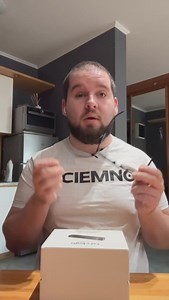 Ponad 20 000 zł za OrCam MyEye 2.0? To niewielkie, dyskretne urządzenie mocowane magnetycznie do okularów oferuje osobom niewidomym i niedowidzącym niezależność dzięki funkcjom takim jak: • Odczytywanie tekstu z dowolnej powierzchni, w tym ekranów komputerów i tabletów. • Rozpoznawanie twarzy, produktów, kolorów i nominałów banknotów. • Identyfikacja kodów kreskowych, ułatwiająca samodzielne zakupy. • Sterowanie za pomocą gestów i panelu dotykowego, zapewniające intuicyjną obsługę. Dzięki OrCam 