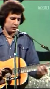 Don McLean - ‘Empty Chairs’ live 1975 “Empty Chairs” was an inspiration for the hit song “Killing Me Softly with His Song” Off the album American Pie which is the second studio album by American singer-songwriter Don McLean, released by United Artists Records in October 1971. The folk rock album reached number one on the Billboard 200, containing the chart-topping singles “American Pie” and “Vincent”. Recorded in May and June 1971 at The Record Plant in New York City, the LP is dedicated to Budd