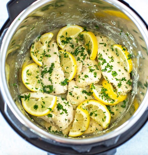 This Instant Pot Lemon Garlic Chicken with rosemary has the most delicious, buttery lemon garlic sauce and it cooks up in 30 minutes in the pressure cooker! • 337 calories/2 freestyle points per serving • PRINT RECIPE>>>https://eatinginstantly.com/instant-pot-lemon-garlic-chicken/ | Eating Instantly - Healthy Instant Pot Recipes