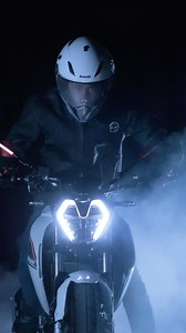 Discover the Benelli 180S and all its technology! ✨ The amber digital display, with an intuitive and easy-to-read design, provides you with the necessary information at a glance. Ride in style and stay informed on every journey! 🏍️ 👉 benelli.com #Benelli #180S #BenelliMoto #BenelliPassion #BenelliPuraPassione #purapassionedal1911 | Benelli