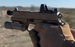 FNX-45 战术手枪装弹并射击