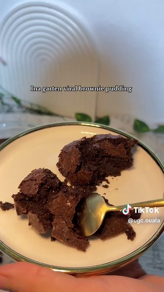 Youu guys لازم تجربوووه 😭🥹❤️ This is perfection 🤎✨ #browniepudding #inagarten #baking
