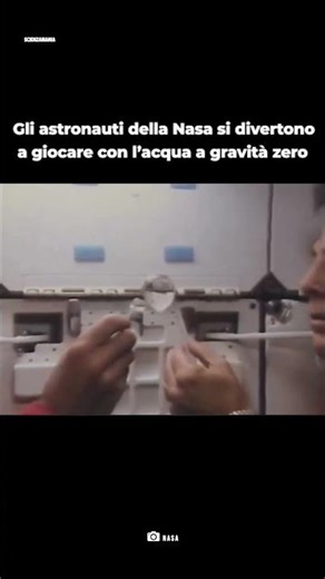 Gli Astronauti della NASA si Divertono Con l'acqua in Assenza di Gravità #trendingshorts #shortsfeed