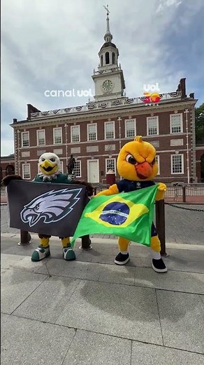 Swoop, the Eagles mascot (NFL), becomes a guide for Canarinho Pistola in Philadelphia (USA)
