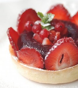 Tartelettes aux fraises en gelée de fruits rouge