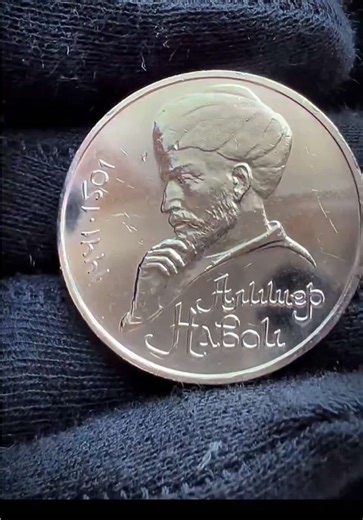 1 рубль 1991 года Алишер Навои🔥 Юбилейный!🙌🏻 PROOF сохран💥 период Советов (СССР)✊🏻 Монета в продаже!🙌🏻 Все вопросы по телефону! Не стесняемся🤝 ————————————- 🔥Красивая юбилейная монета СССР в шикарном PROOF сохране! Исключительно в коллекцию!🔥 ————————————- Материал: медно-никелевый сплав (мельхиор) Вес: 12,8 грамм Диаметр: 31 мм. Толщина: 2,3 мм. Монетный двор: Ленинградский (ЛМД) Гурт: вдавленная надпись «Один рубль» и две точки/звезды Тираж: до 400 000 экземпляров ————————————- ИЗ КО