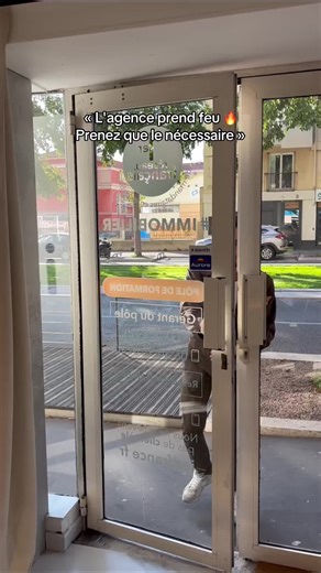 🚨 “L’agence est en feu… prenez le plus important !” On dit souvent que l’immobilier c’est sérieux. Des visites. Des mandats. Des compromis. Mais dans les bureaux… il y a aussi beaucoup de moments comme celui-ci. Alors on s’est posé une question simple : 👉 Si l’agence brûle, qu’est-ce que chacun sauve en premier ? La réponse dans la vidéo… 😅 Et vous ? Vous prendriez quoi en premier ?