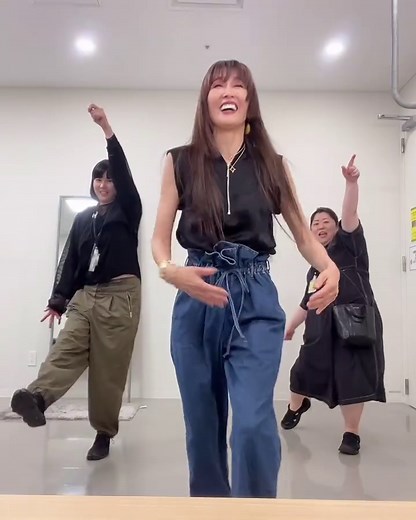 Kudo_shizuka | バズリズム02 の収録後の楽屋にて 3人ではしゃぎました！ だって、楽屋が広いんだもん✨😊 7月3日発売 明鏡止水より Go easy ✨✨✨✨✨ カモーン！みんなも参加して〜 ちなみに Go easy! と叫んで... | Instagram