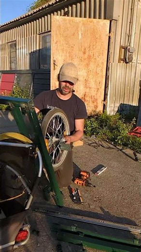 Building the trailer with a pull-out, unfortunately internet is very bad during the live stream