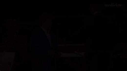Discover one of the most iconic opera voices of his generation—Jonas Kaufmann 🎭Here he delivers a deeply moving performance of “Dein ist mein ganzes Herz” from The Land of Smiles by Franz Lehár.Accompanied by the Arena di Verona Orchestra under Jochen Rieder, it’s pure emotional intensity—romantic, powerful, and unforgettable.This is opera at its most heartfelt. ✨