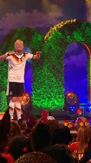 Michl Müller | Ab in die Sauna!😂😂😂 #sauna #nackig #halloween #fif #dreggsagg Den ganzen Auftritt gibt es in der ARD-Mediathek. Link in den Kommentaren, in... | Instagram