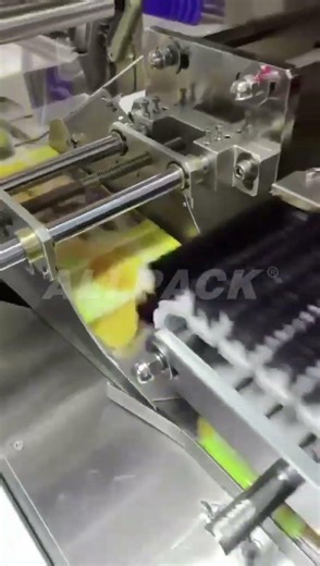 How dried mango packed by the flow wrap machine?