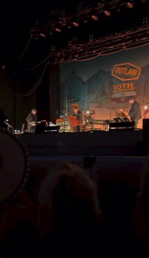 Bob Dylan and his band perform a beautiful version of „Under The Red Sky“ in Chula Vista, CA (May 15, 2025). 🎥: Todd Norris Check out Todd‘s account for more amazing videos from this show: https://m.youtube.com/@MusicVault/videos Sign up for our Daily Dylan newsletter: thedailydylan.substack.com #bobdylan #dailydylan #outlawtourdiary | Daily Dylan