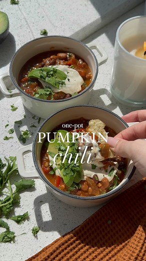 Save this healthy (meatless) one-pot PUMPKIN CHILI recipe🧡✨! Follow @healthygirlkitchen for more! | HealthyGirl Kitchen
