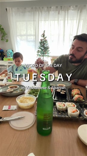 Learn the Days of the Week in Vietnamese and Spanish