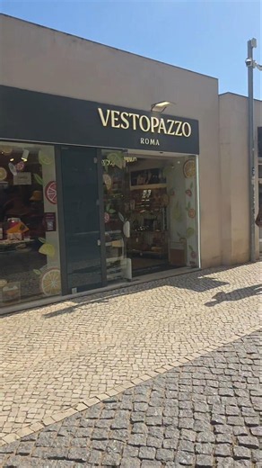 🌴 O que encontras nesta zona da Praia da Rocha?