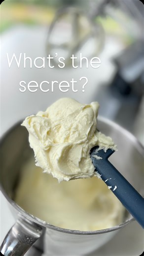 Rachelles on Instagram: "Ｂｕｔｔｅｒｃｒｅａｍ What’s the secret? It’s not just the ingredients, it’s HOW you make it and how you use it! Everything I use is in this reel, nothing more nothing less. Rachel x PS. You’ll find a fully filmed method with all the extra tips and tricks in my cake school Www.rachelles.co.uk/cake-school/ PPS. I use my trusty Kenwood Chef XL kindly gifted to me by @kenwoodworld . . #buttercream #cupcakes #buttercreamflowers #kenwood #wilton #cakemasters #buttercreamcake #cupcakede