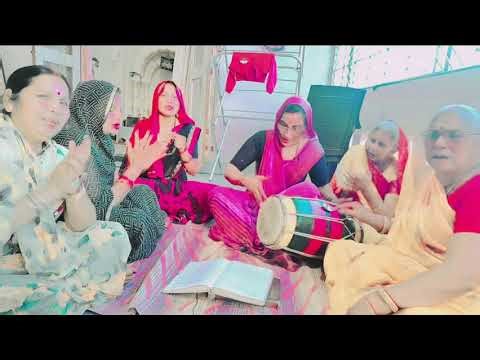 Colors are showered on us, friend. Listen to Sadhna Tiwari's bhajan with amazing dholak.