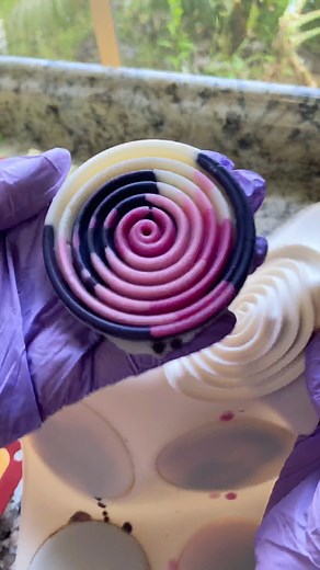 These swirly wax melts are always fun to make! Each one comes out different in their own way 💫🍭😍 #pinkaesthetic #swirls #wax #reels | The Starlit Corner