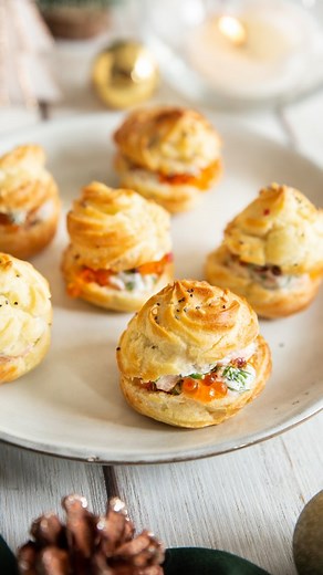 PETITS CHOUX SALÉS AU SAUMON FUMÉ Ma recette préférée l'an dernier pour nos apéritifs de fêtes ! 🤤🎄 Un succès à chaque repas où j'en ai apporté ! Ingrédients pour les choux (25/30 pièces) : - 200 ml d’eau - 60 g de beurre - 120 g de farine - 3 oeufs - 1 c. à café de sel Ingrédients pour la garniture : - 6 tranches de saumon fumé - 150 g de fromage frais nature - 1 citron vert - 6 brins d’aneth - 1 petit pot d'oeufs de truite - Quelques baies roses Préparation : 1. Préchauffez le four à 180° C.