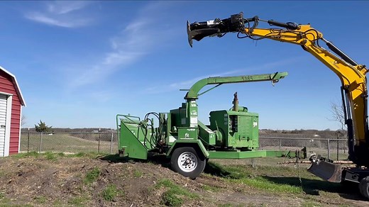 How’s a guy load a chipper up on a gooseneck by himself with no ramps? Gods green earth. #ratreeservice #chipper #gooseneck #goosenecktrailer #alumiduty #jcb #bandit #bandit250 #oldschool #keephammering #woodchipper #lowhours #truck #trailer #excavator #excavation #treework #tree #treeservice #treecareindustry #logging #clearing #cutting #work #landclearing #texas #washington