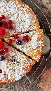 Saftiger Grießkuchen mit Beeren einfach gemacht😍 Dieser saftige Grießkuchen mit Beeren ist ein super einfacher und sommerlicher Kuchen, der zu jedem Anlass schmeckt. Er ist nicht zu süß, unglaublich saftig und durch die Beeren schön fruchtig. Ich habe ihn schon so oft gebacken und Groß und Klein hat sich stets darüber gefreut. Hier geht es zum Rezept 👇 https://sheepysbakery.de/griesskuchen/ | Sheepy's Bakery