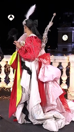 ¡Cristina Pedroche se ha vuelto a superar con su vestido de las #CampanadasAtresmedia! 💫 Descubre cómo ha sido el momento en la web de Antena 3 en exclusiva. 📲 https://atres.red/qgkom2 | Antena 3