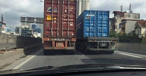 Hai xe container dàn hàng, chạy như rùa bò ở đường trên cao