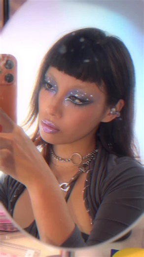 Moon Signal activated. Are you tuned in? ✨ A triad of new Kaleidos creations powers this look, each designed with reality-bending pigments and textures built for dreamers and detail-seekers alike. ⚡ Glassload Lip Melt in ‘Prismelt’: A glass-radiant lippie that fuses cushiony hydration with a futuristic glaze, amplifying color and sculpting shine that feels almost unreal. ⚡ The Sculpting Lip Pencil in ‘Lattude’: A dimension-boosting lip pencil crafted for ultra-smooth glide and lasting hold. It s