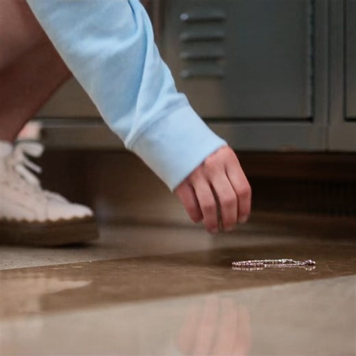 She kissed her lover, not knowing it was a hunter#movie #filmcommentary #foryou #usa #fyp