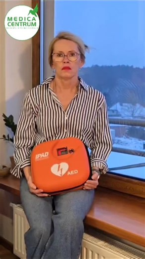 Defibrylator AED – czym jest i dlaczego ratuje życie? Nagłe zatrzymanie krążenia (NZK) to stan bezpośredniego zagrożenia życia, w którym liczy się każda sekunda. Defibrylator AED (Automated External Defibrillator) to bezpieczne, przenośne urządzenie medyczne, które analizuje rytm serca i w razie potrzeby dostarcza impuls elektryczny, aby przywrócić jego prawidłową pracę. Defibrylator AED: ✔ automatycznie analizuje rytm serca, ✔ sam decyduje, czy wyładowanie jest konieczne, ✔ prowadzi użytkownika