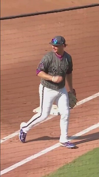 Nolan McLean with INSANE behind-the-back play in his MLB debut 😮‍💨 #mets #mlb