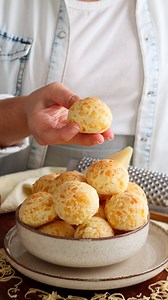 Cómo hacer Chipa, para disfrutarlos en casa 🧉 Una receta bien fácil y que no podés dejar de hacer en casa, literalmente en minutos se prepara todo y se hornean!! 😍 Ingredientes - Fécula de Mandioca 300 Gr. - Manteca / Mantequilla 50 Gr. (blanda/pomada) - Leche 100 Ml. - Huevo 2 u. - Pizca de Sal - Queso Duro 50 Gr. (ej: Sardo, Parmesano) - Queso Semiduro 150 Gr. (ej: Pategrás, Gruyere) 🧀 *Rinde 25 Chipa (25 gr. cada uno aprox.) Antes de comenzar, rallar los Quesos y reservar. *Puede ser bien 