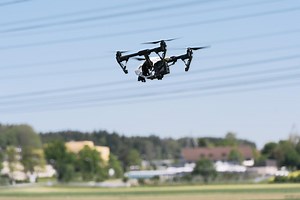 Berne veut régler l'utilisation des drones en Suisse | RTS