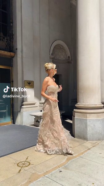 Walking into the weekend like… #cd3969 fringe gold gown ⚜️ #golddress #galadress #formaldress