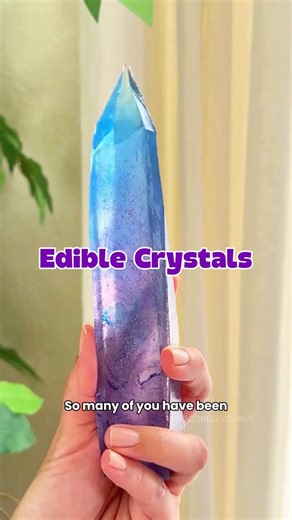 Huiwen on Instagram: "@cocobellycakes VIRAL EDIBLE CRYSTALS (recipe and tips) These edible crystals are made from a Japanese candy called Kohakutou. The texture reminds me of this sunkist Fruit Gems from back in the day: Soft on the inside and crunchy on the outside. And so pretty! Tag me if you make them. I’d love to see! INGREDIENTS 1 1/2 cups cold water 10 grams agar agar powder (Telephone Brand is a recommended) 2 3/4 cups granulated sugar Optional: 1/4 tsp flavoring. I used lychee extract. 