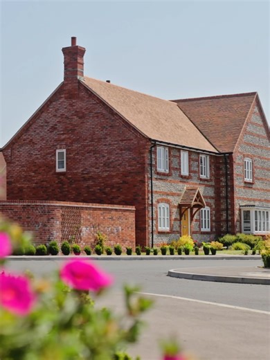 A new address to look forward to at Charminster Farm. 📍 The Spire at Charminster Farm is an exclusive collection of beautifully designed, new, 2, 3 and 4 bedroom homes, in the heart of Dorset. Building on the success of the wider Charminster Farm community, these homes combine the charm of village life with high-spec living, all within easy reach of Dorchester and the Jurassic Coast. 🌊 From countryside walks and cycle routes on your doorstep to the culture, restaurants, pubs and markets of Dor