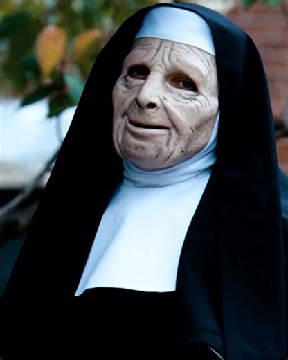 Cop Sees Masked Bank Robbers… Pretends Not To See | The Town (2010) Iconic Scene