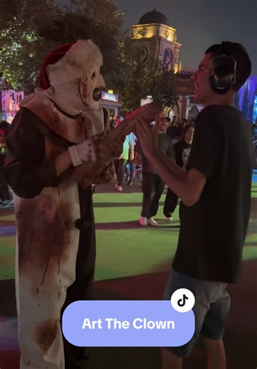 Art The Clown showing Thomas a leg he has in his bag #autism #universalstudios #halloweenhorrornights #arttheclown #terrifier