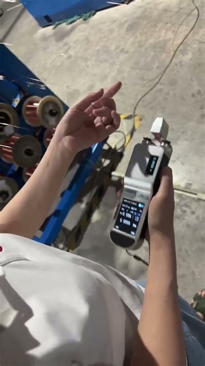 Handheld laser diameter gauge, specifically designed for online measurement on wire drawing machines