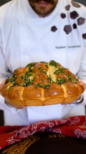 Volodymyr Yaroslavskyi Lucky on Instagram: "Українські Пампушки Духмяні, рум’яні та з часником і зеленню - вони будуть дражнити вас і усю родину, поки ви їх не з’їсте 😂 А ось і рецепт: 150г молока 150г води 24 г свіжих дріжджів (8 якщо сухі) 70г цукру 100г борошна __ 1 яйце 400-430г борошна 5г солі 40 г олії або теплого вершкового масла 👉зелень, часник 1 жовток на помазку! Олія для рук та форми 👉Змішуємо воду і молоко і трохи підігріваємо - ❗️ але дуже важливо, щоб температура була не вище 38